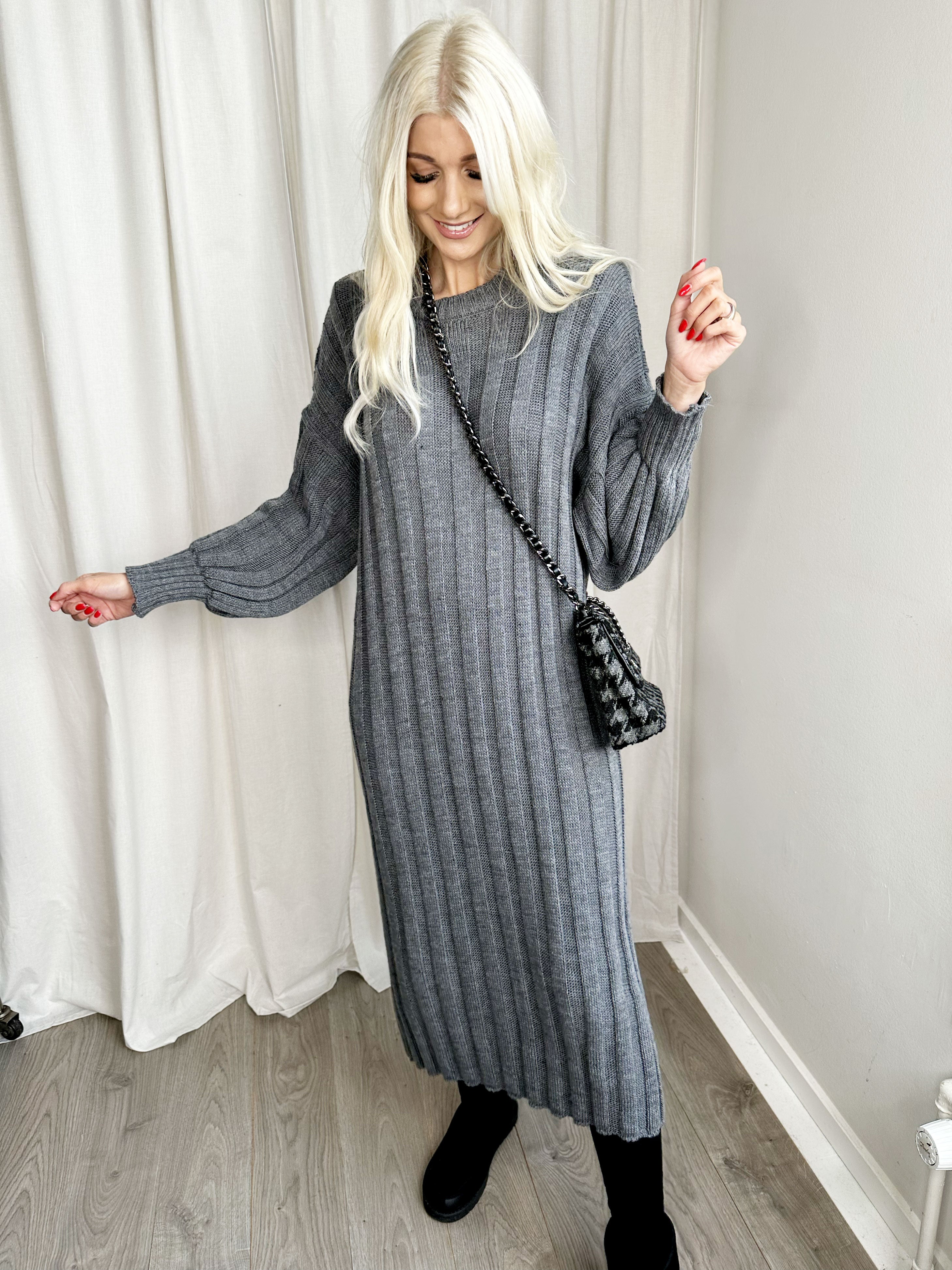 Ava - Lang strikkjole med ballonærmer